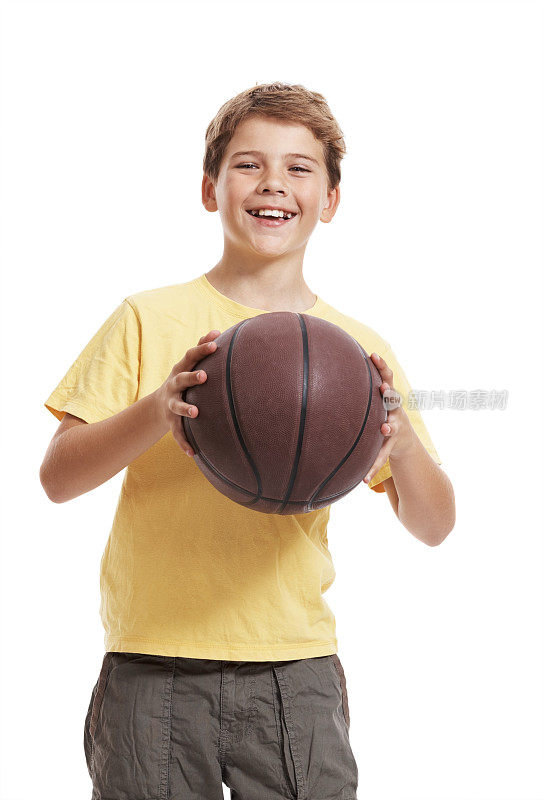 快乐的小孩儿和白种人打篮球