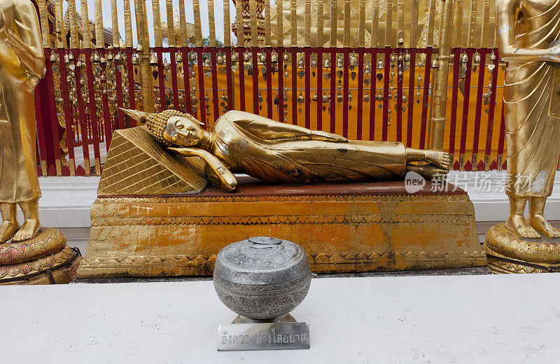 泰国卧佛寺的金佛雕像
