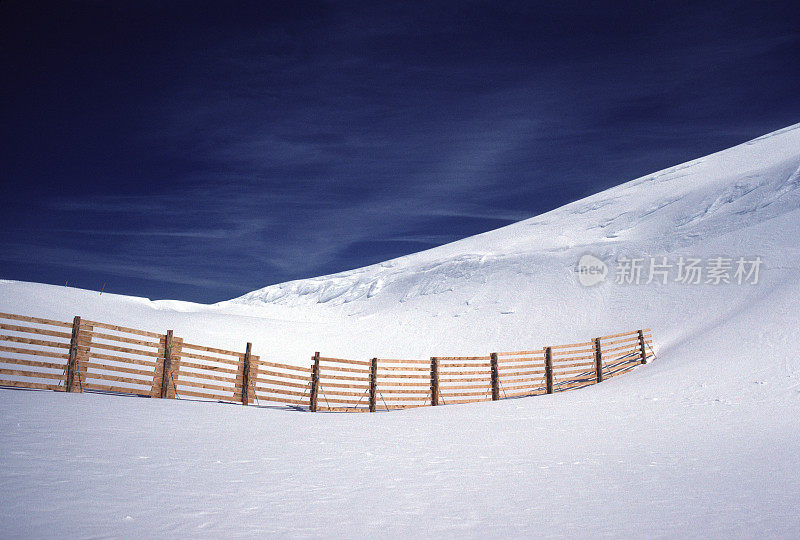 雪篱笆，蓝天，瑞士阿尔卑斯山