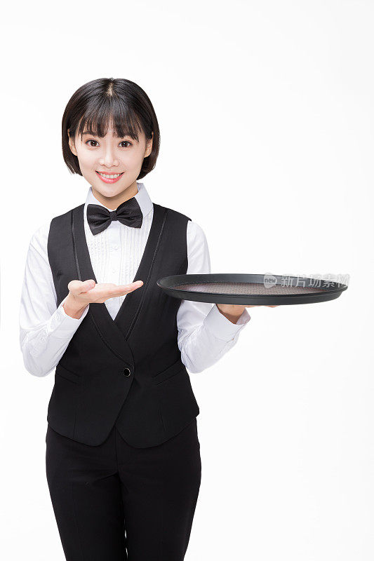美丽的女孩是一个餐厅服务员，她很高兴工作