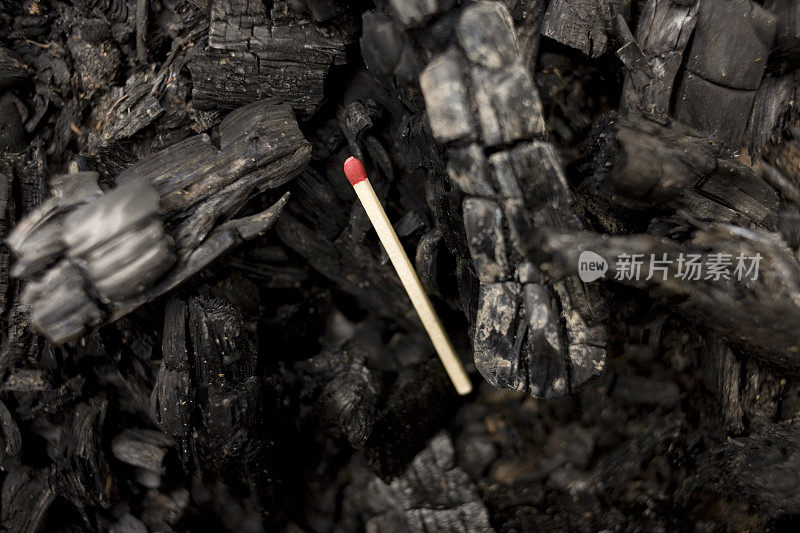 没有点燃的木火柴放在黑木炭上。