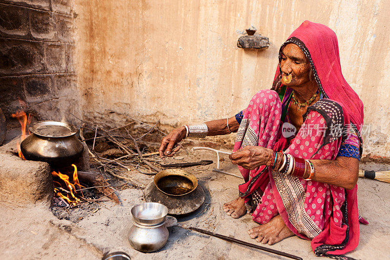 准备食物的印度老妇人。俾斯诺依村再驱车。拉贾斯坦邦。