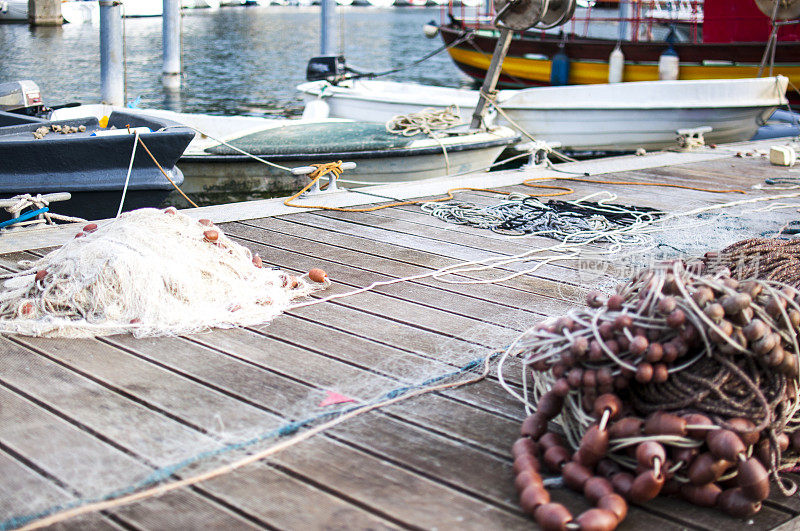 木制码头上的渔网