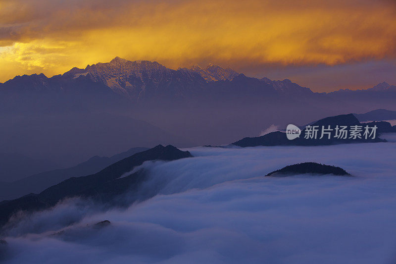 美丽的日落在中国的牛山