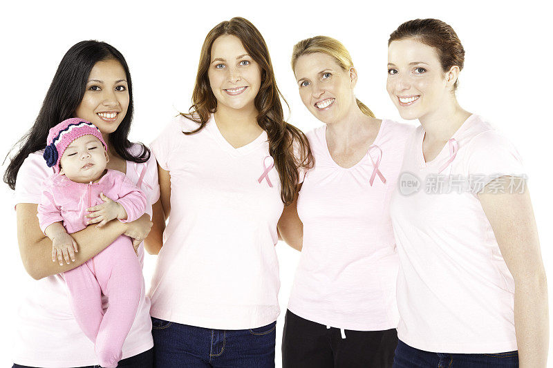 四名妇女和婴儿穿粉色衣服以提高乳腺癌意识