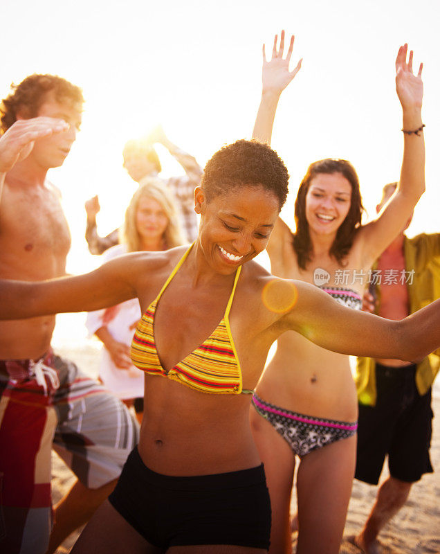 许多人穿着泳衣在夏季海滩派对上跳舞