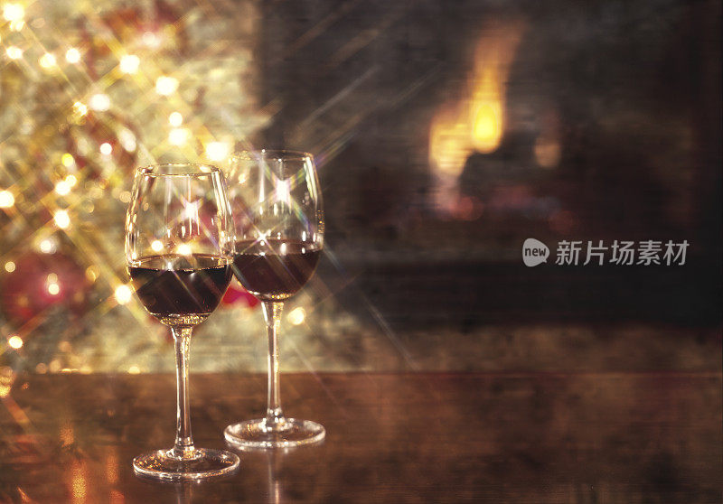 壁炉前和圣诞树前放红酒