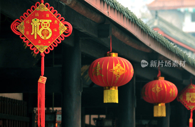 中国人悬挂护身符和灯笼