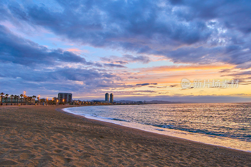 Barceloneta海滩日出