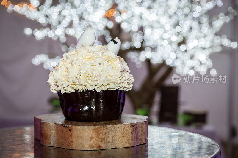 白色婚礼，钻石和小鸟装饰的生日蛋糕