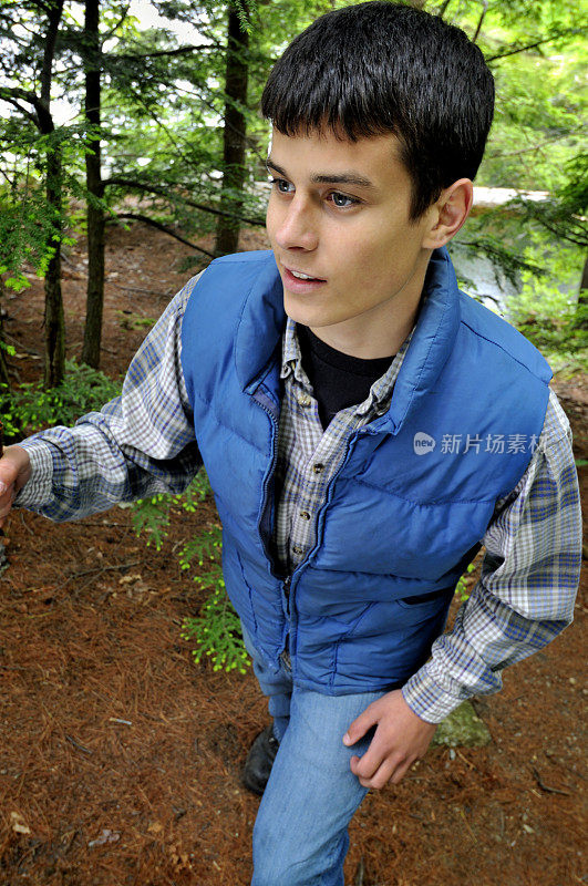 青少年在森林里远足