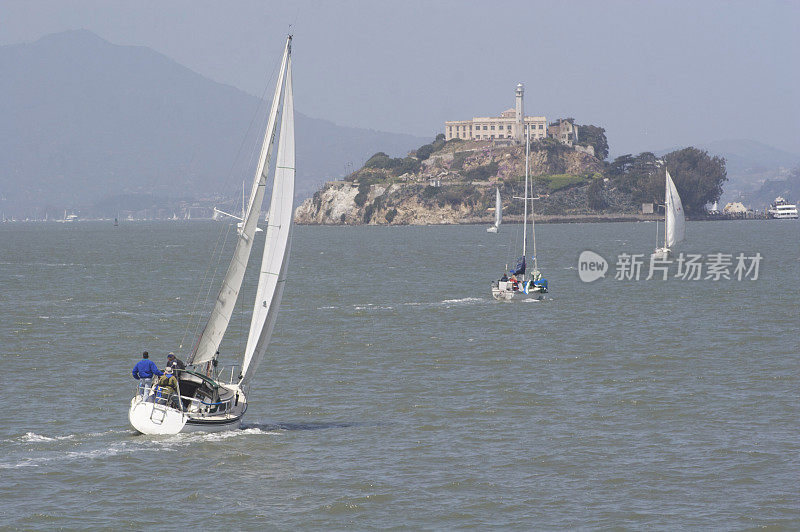 在旧金山湾航行