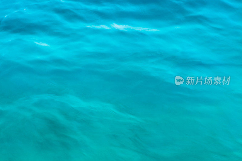 热带水涟漪和波浪-自然背景绿松石蓝色