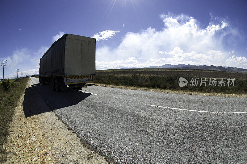 在柏油马路上行驶的卡车