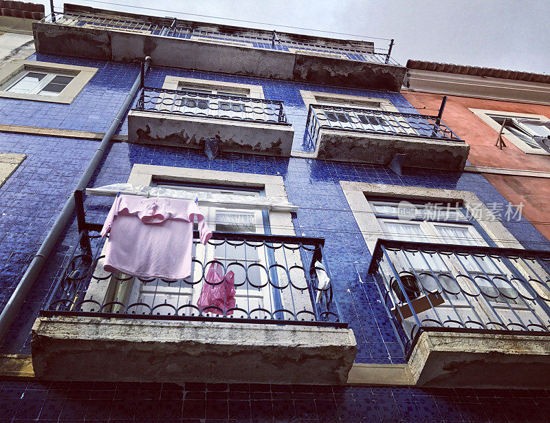 葡萄牙里斯本的老建筑正面挂着衣服