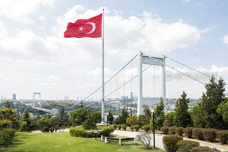 土耳其伊斯坦布尔的法蒂赫苏丹穆罕默德桥和土耳其国旗