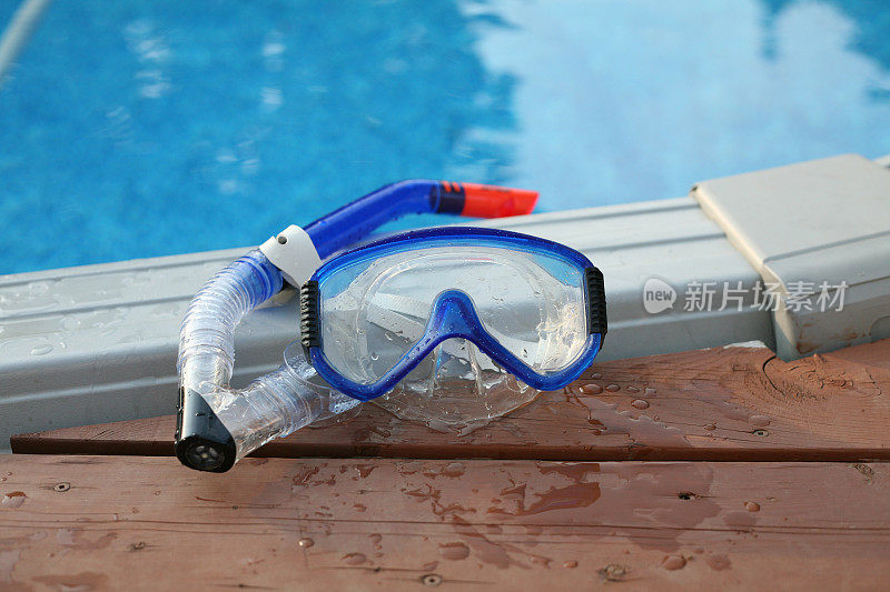 游泳池旁的浮潜面罩。