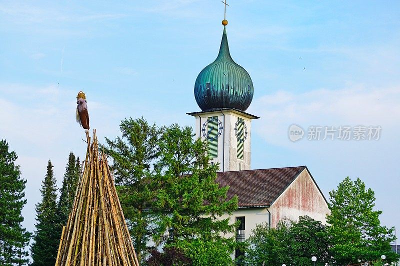 巴伐利亚，习俗和传统。Johannisfeuer或Sonnwendfeuer稻草娃娃在圣约翰夜被焚烧。