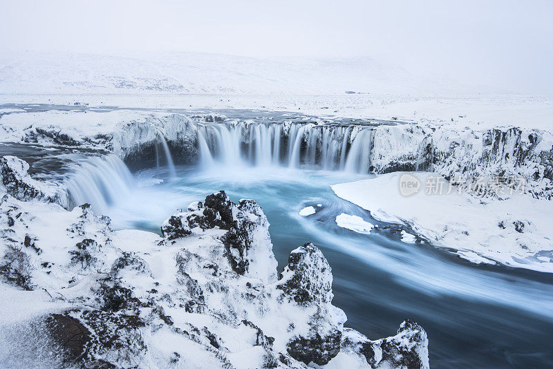 美丽的冰雪瀑布，覆盖在冰岛，