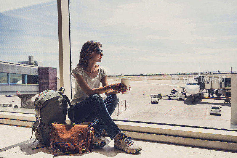 年轻女子在等飞机。旅游的概念