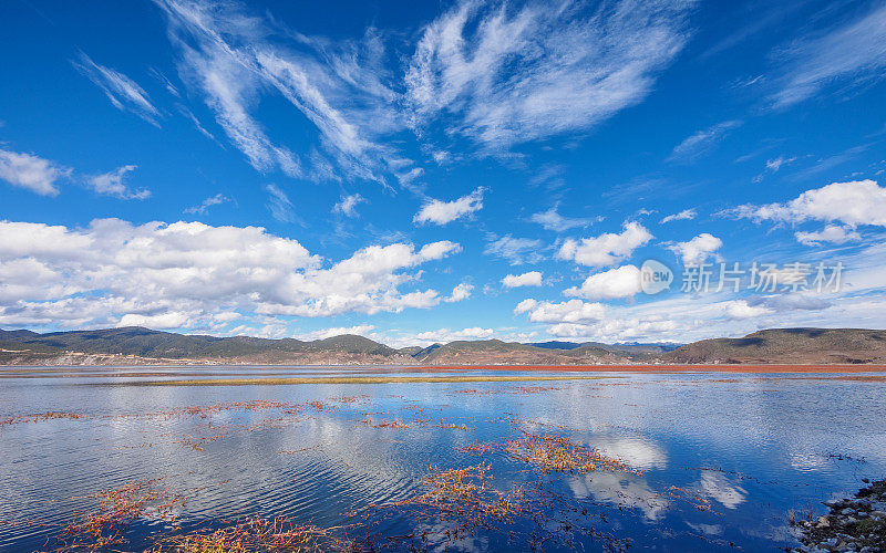 中国云南省香格里拉县，美丽的纳帕湖和水中云雾的景观。
