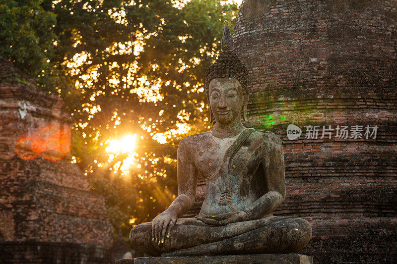 日落时分，泰国素可泰的寺庙