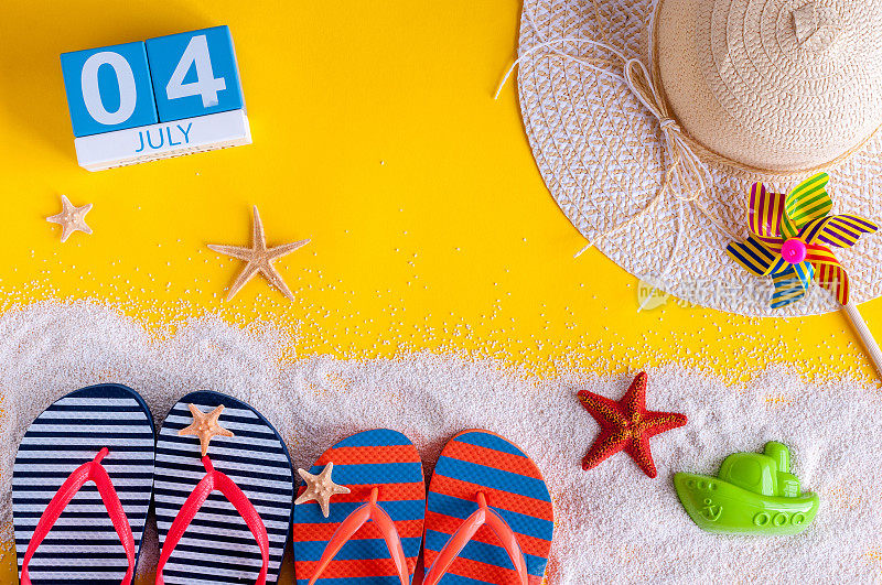 7月4日。7月4日日历图片与夏季海滩配件和旅行者的服装背景。暑假的概念