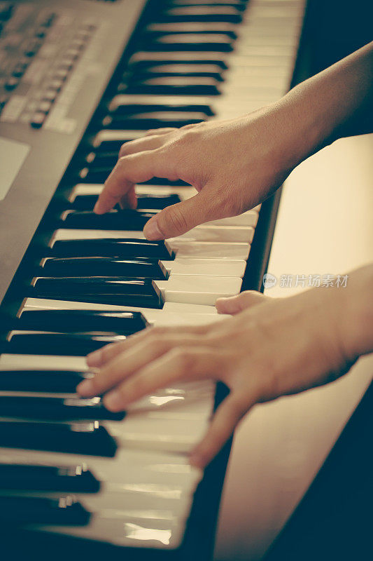 弹奏键盘的音乐家