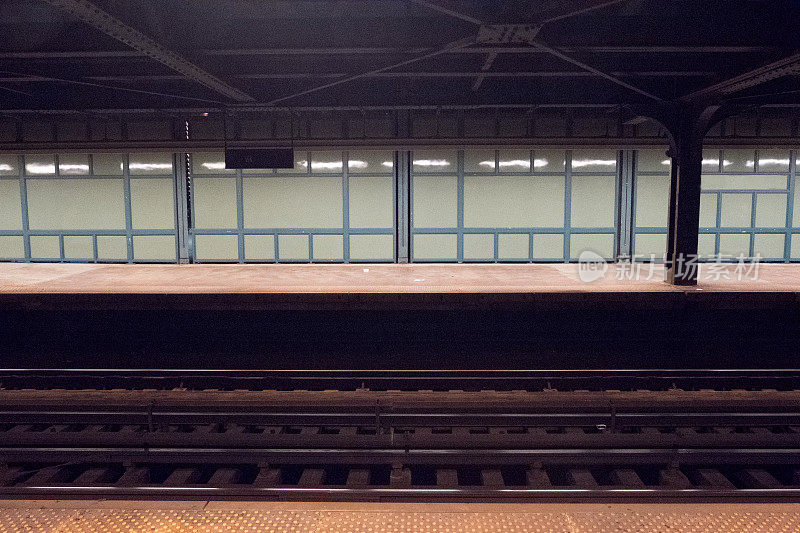 纽约市地铁车站深夜，没有人等待纽约地铁列车在布鲁克林，绿色的玻璃墙，站在地铁站台上。
