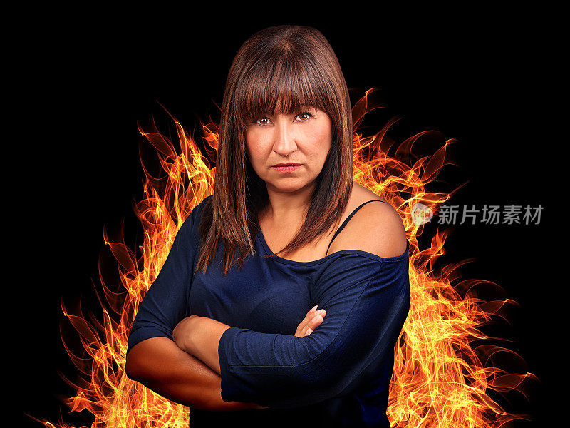 黑发女人愤怒地交叉双臂，被火包围