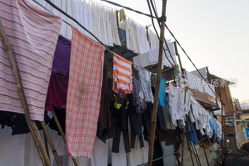 在印度孟买的邋遢社区工作，回收塑料和洗衣服