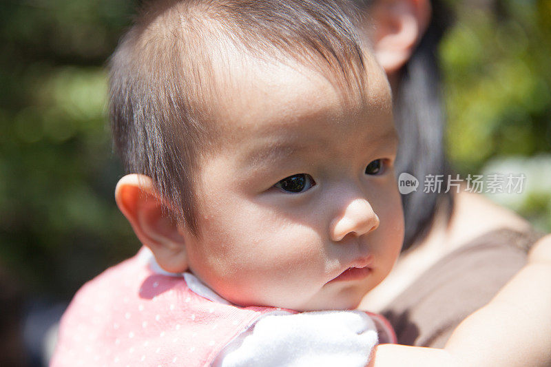 日本年轻的母亲和女婴