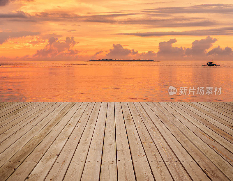 热带海边日出的木制码头