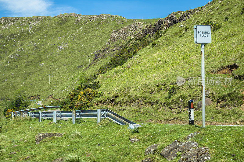 一条穿过苏格兰高地的孤独道路的护栏