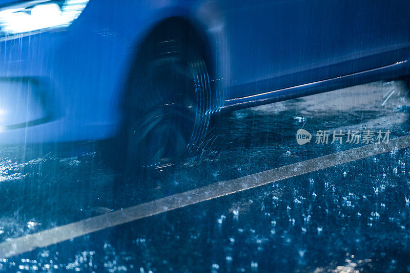 汽车在雨中驾驶在潮湿的道路上带着前灯