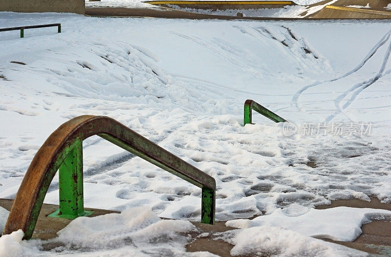 滑板公园在冬天有雪