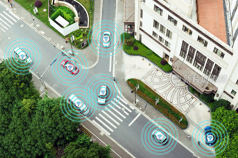 汽车行业的数字化转型趋势。智能汽车，自动驾驶汽车在地铁城市道路物联网概念与图形传感器雷达信号系统，互联网传感器。