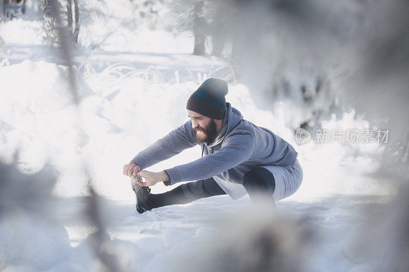 男子为在雪地上跑步热身