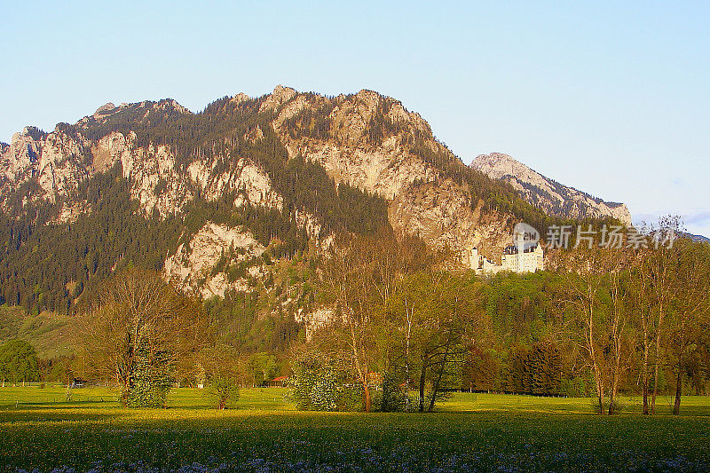 德国巴伐利亚富森，秋天的巴伐利亚阿尔卑斯山，卡文德尔山脉田园诗般的风景