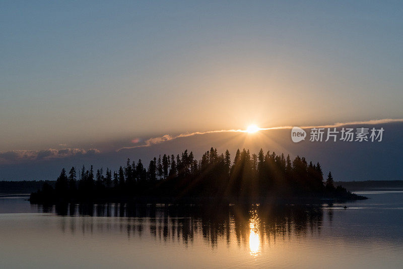 加拿大麋鹿岛国家公园的日落，阿斯托廷湖的树莓岛