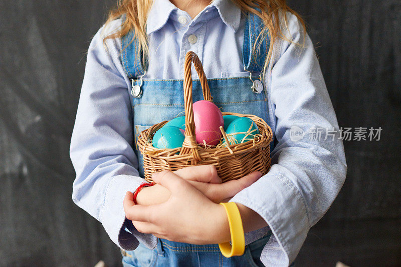 柳条篮子里的彩色复活节彩蛋