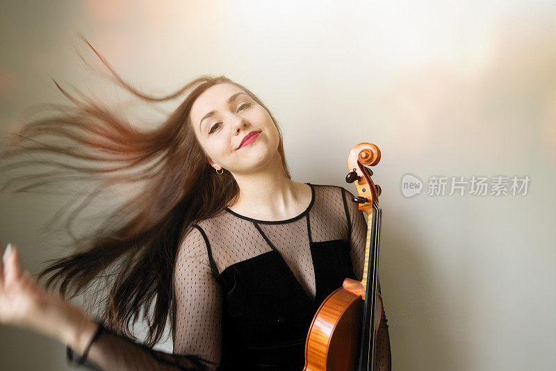 年轻女子拉中提琴