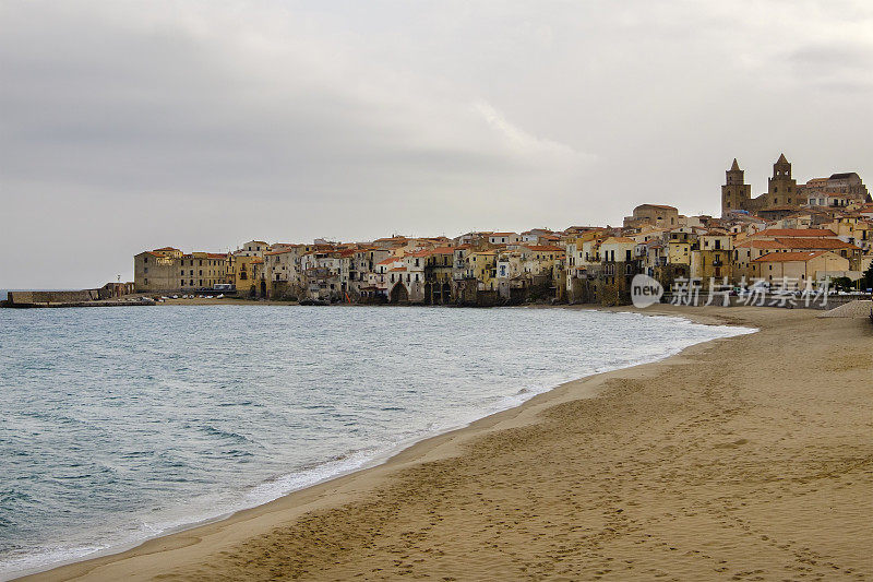 Cefalù，西西里岛北部海岸的一个城市，面朝第勒尼安海，因其历史和广阔的海滩而成为该地区的主要旅游景点之一(意大利)