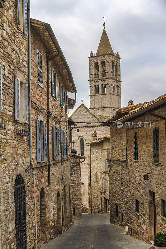 阿西西小巷，以圣基娅拉大教堂为背景(翁布里亚，意大利)