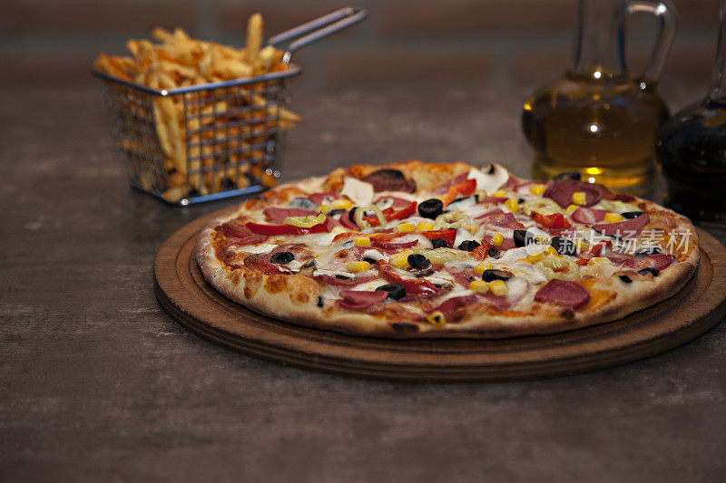 自制披萨，以意大利腊肠、番茄和芝士为背景