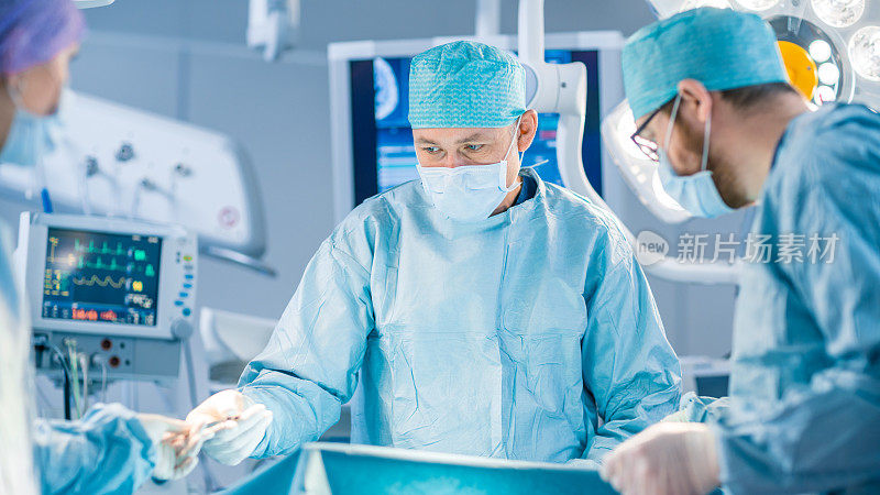 在手术室中被击中，助理在手术中向外科医生分发器械。外科医生做手术。从事外科手术的专业医生。