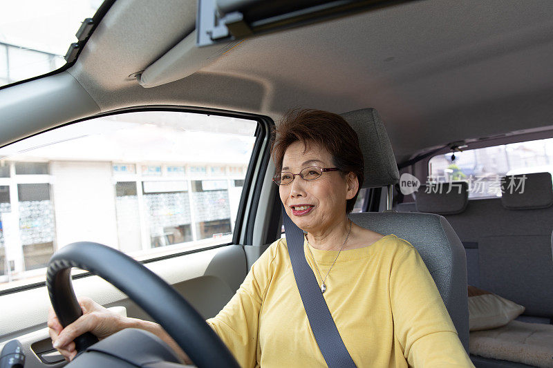 日本老年妇女开车