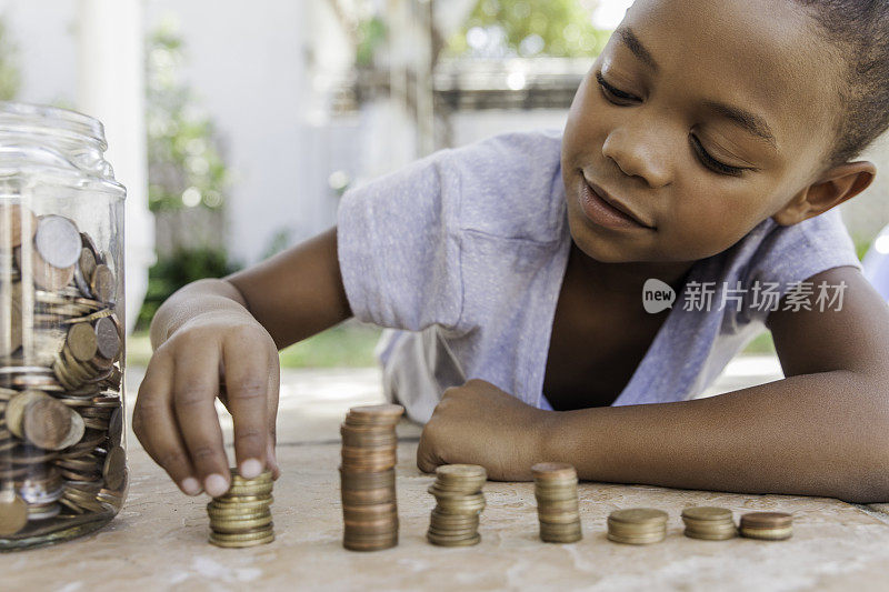 小女孩数着她的硬币。