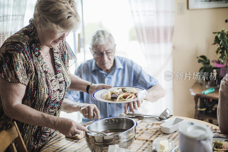 年长的父母和儿子在吃饭