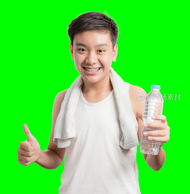 健身锻炼的年轻人拿着水准备锻炼。对孤立的绿色色度关键背景。